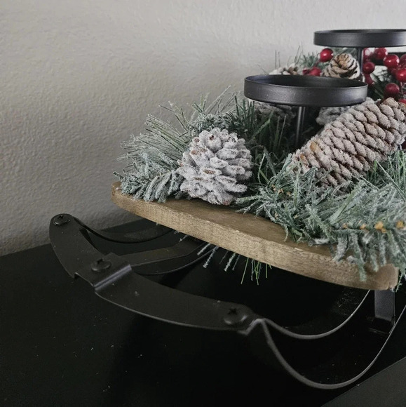 Christmas sleigh frosted pine and red berries candle holder - Picture 5 of 11